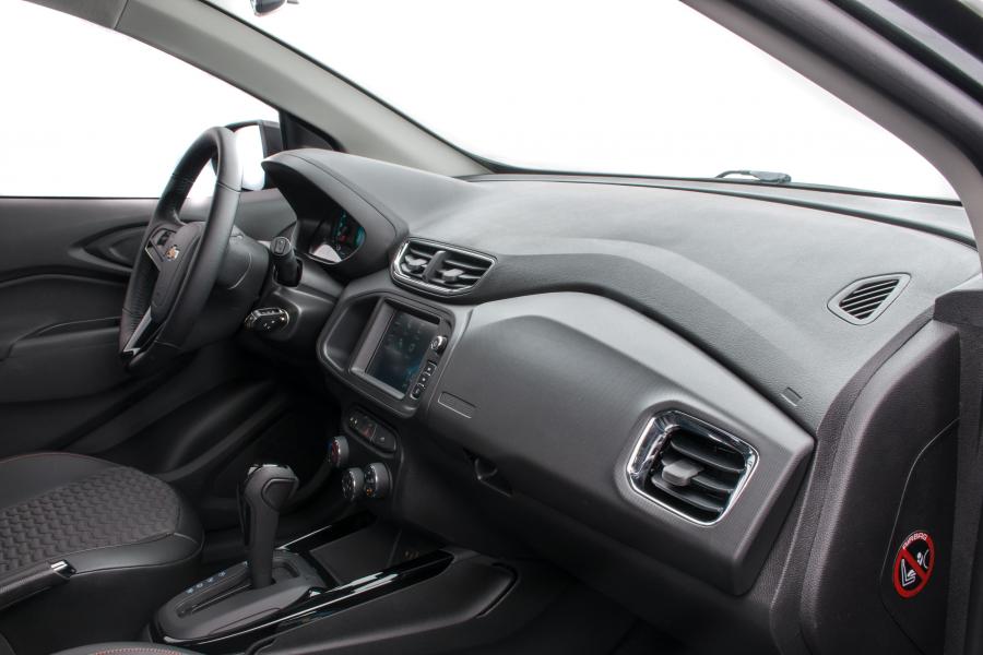 Интерьер Chevrolet Onix 2016 года  (фото 10 из 30)